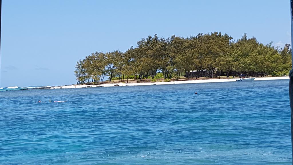 Chez Johnny - Blue Bay Hotel Luaran gambar