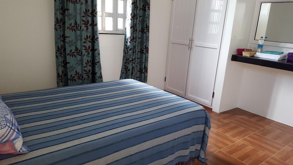 Chez Johnny - Blue Bay Hotel Luaran gambar