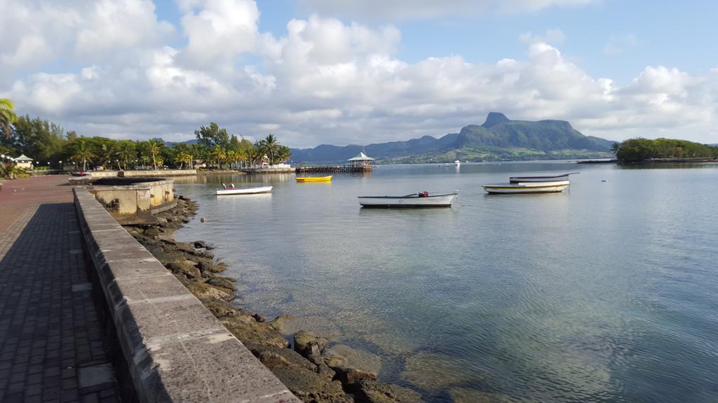 Chez Johnny - Blue Bay Hotel Luaran gambar