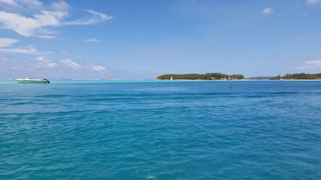 Chez Johnny - Blue Bay Hotel Luaran gambar